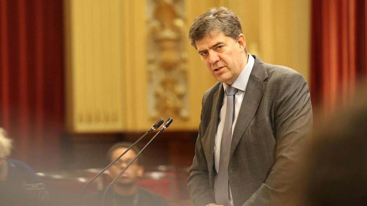 Imagen de archivo del conseller de Turismo, Cultura y Deportes, Jaume Bauzà, en el Parlament balear.