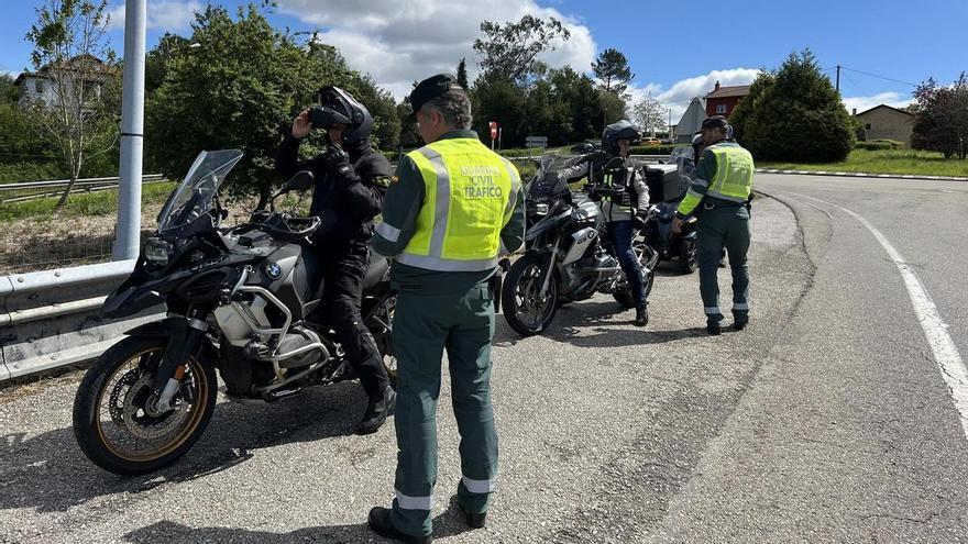 Llamar o mandar wasaps con el móvil supone la mitad de las denuncias por distracciones al volante en Asturias