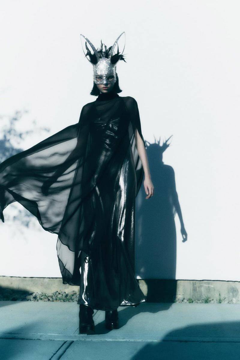 Look con vestido de lentejuelas, capa de gasa y máscara de plumas y brillos, de la colección de fiesta de Zara