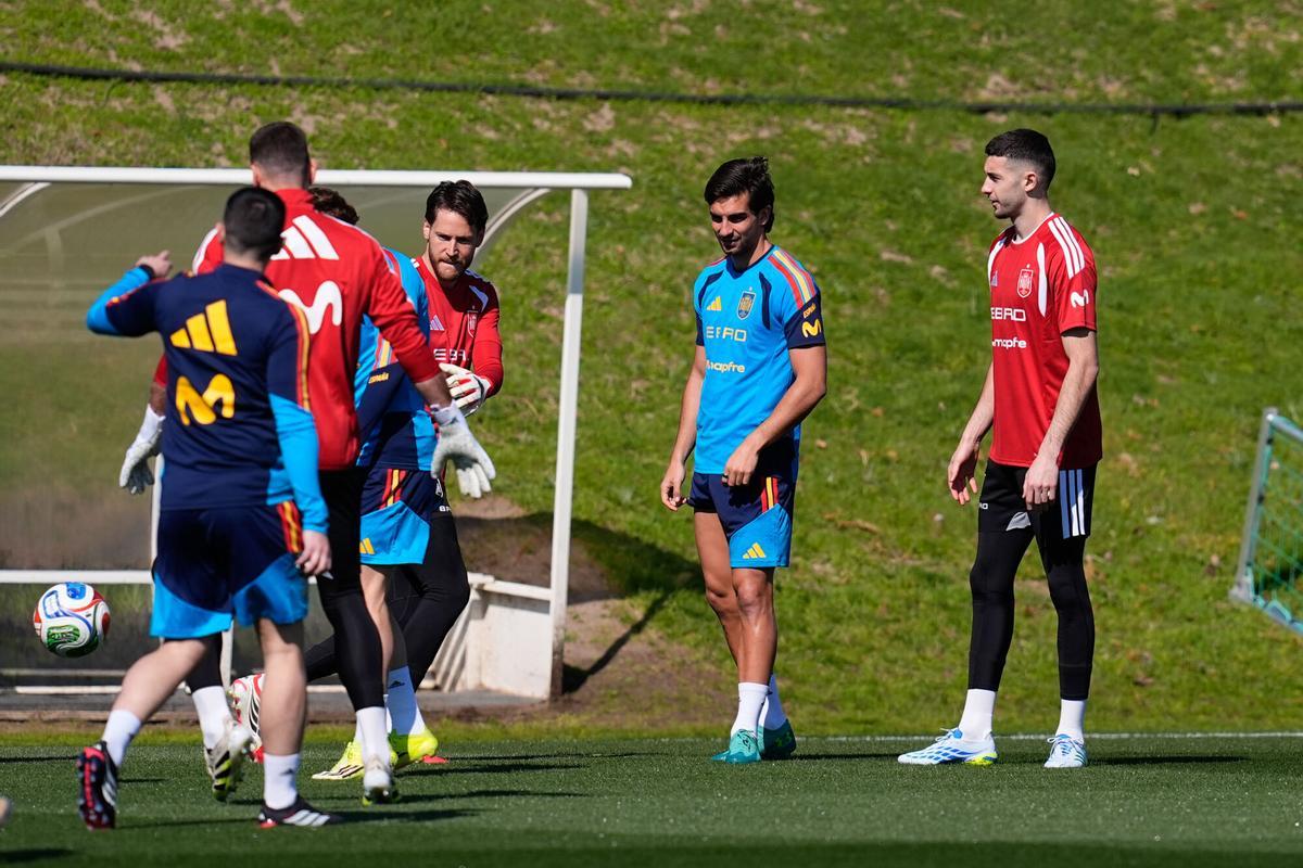 Alejandro Remiro, Ferran Torres and Joan Garcia during the training session of Spain Team ahead of the International Friendly match against Serbia at Ciudad del Futbol on March 24, 2026, in Las Rozas, Madrid, Spain. AFP7 24/03/2026 ONLY FOR USE IN SPAIN