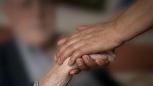 ley de dependencia ; manos juntas unidas