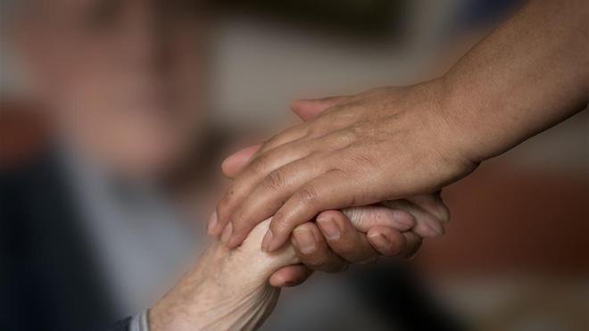 ley de dependencia ; manos juntas unidas