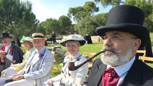 Mensualmente, los visitantes pueden sumergirse en el ambiente modernista, entre trajes de época, música y actividades tradicionales que les permiten recordar aquella época.
