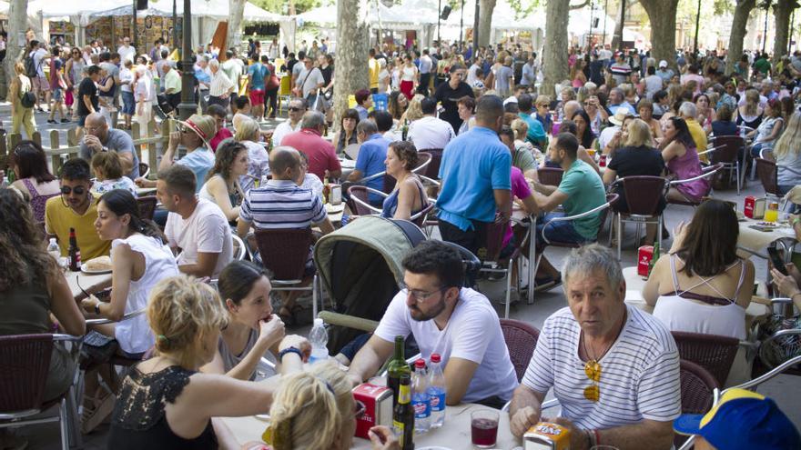 Cientos de personas, ayer en el Reial de la Firapasando y en una de las terrazas a la hora del «esmorzar».