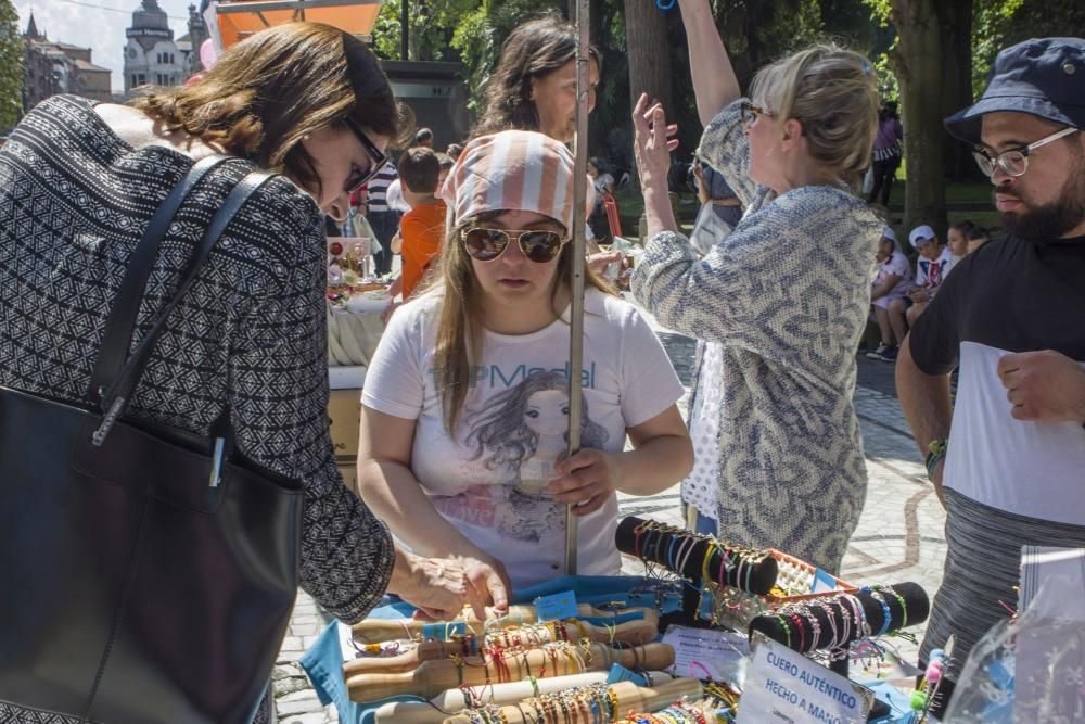 Mercadillo de escolares en el Paseo de Los Álamos