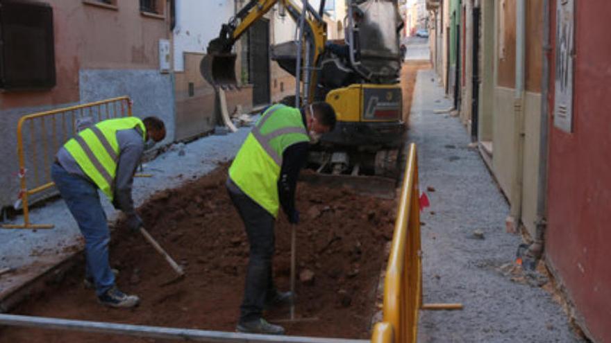 Operaris treballant en les obres d&#039;un carrer de Palafurgell.