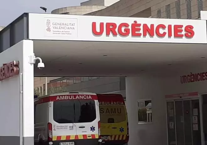 Médicos y sindicatos alertan de otra jornada de colapso en el hospital de Alzira con camas dobladas y enfermos en los pasillos