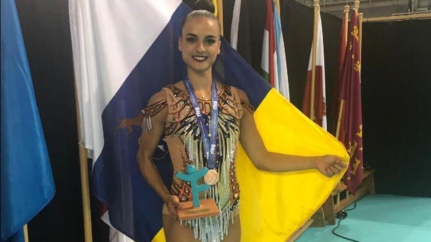 Leticia Batista posa con su medalla de bronce lograda ayer.