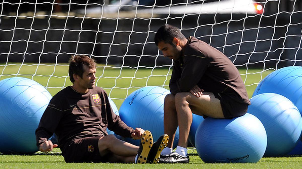 Tito y Guardiola charlan durante un entrenamiento