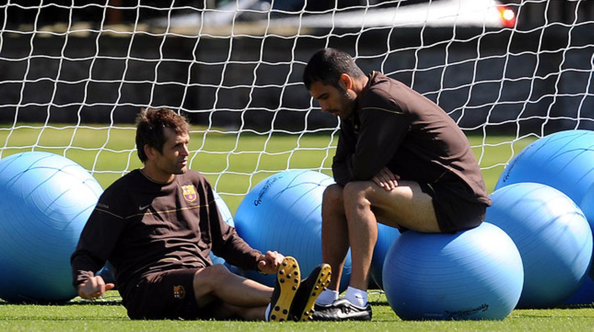 Tito i Guardiola xerren durant un entrenament.