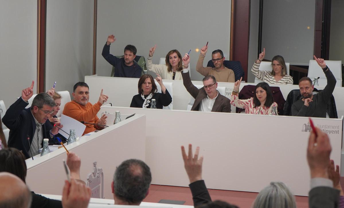 Una imagen de una votación en el pleno municipal de Ontinyent.