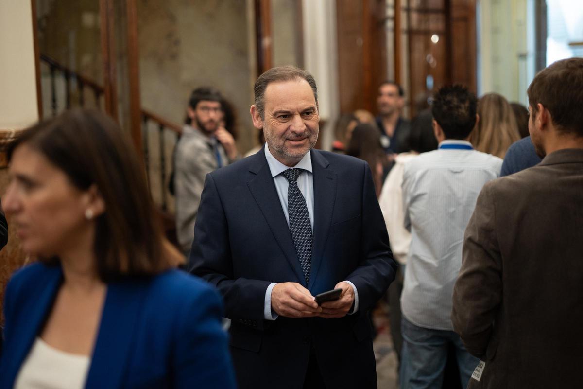 El exministro de Transportes y diputado del Grupo Mixto José Luis Ábalos llega a una sesión plenaria