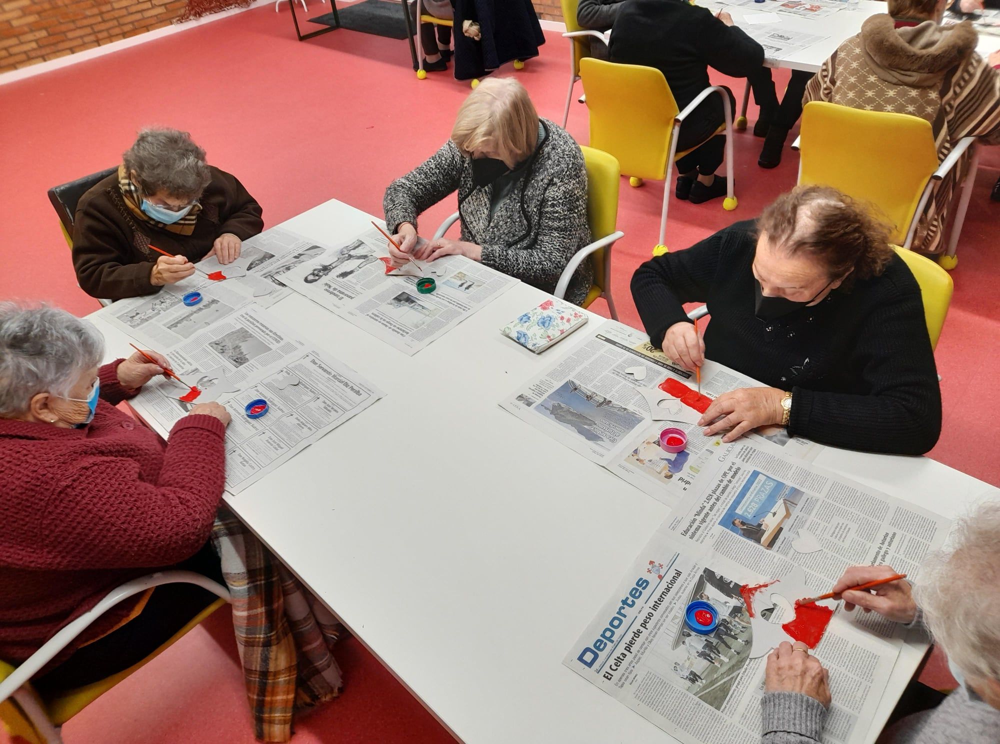 Los usuarios leen FARO DE VIGO todos los días, y después utilizan los viejos ejemplares para realizar sus trabajos manuales.