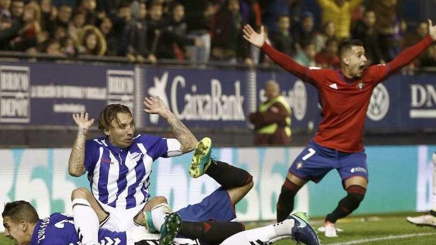 Sergio León reclama un penalti en el área de Osasuna. // Efe