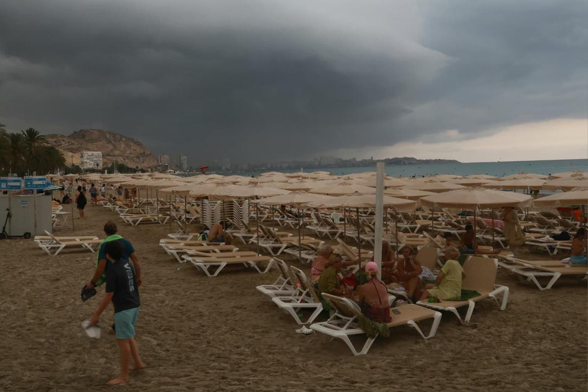 Así ha llegado la tormenta a la playa del Postiguet de Alicante