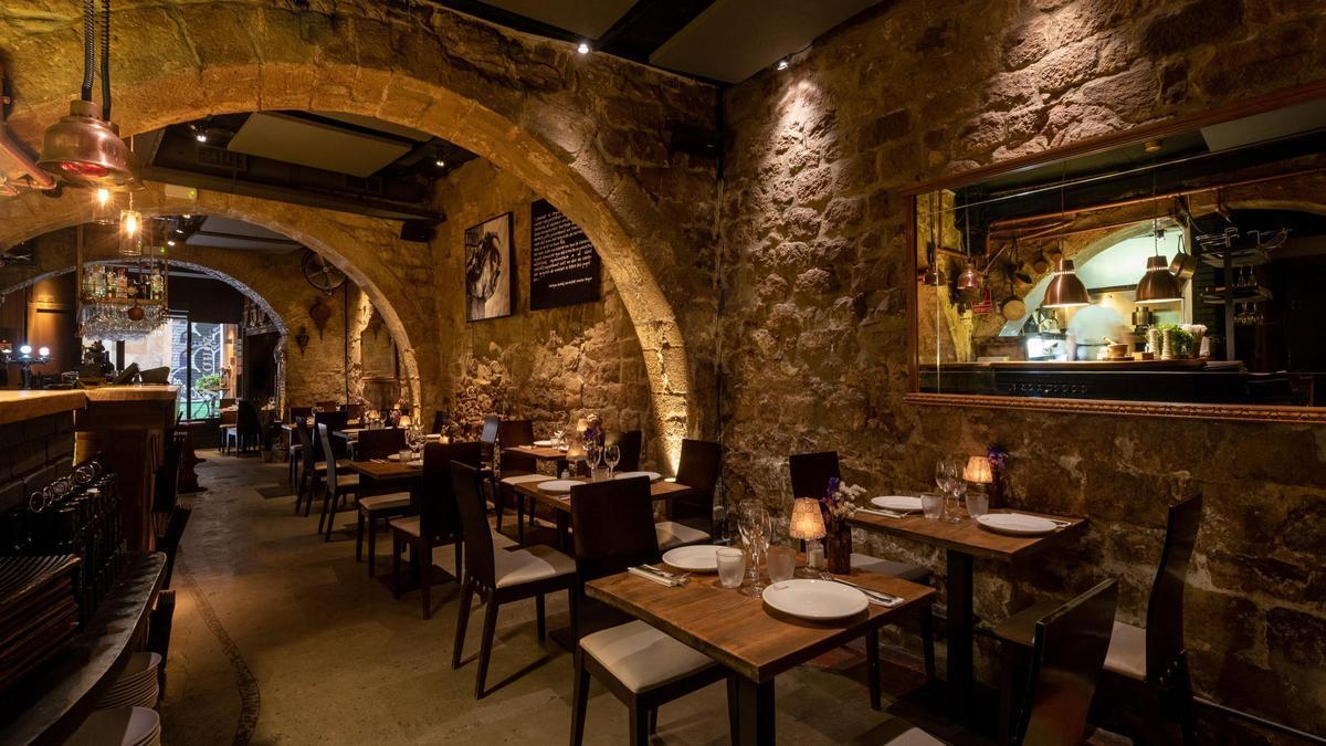 El interior del restaurante Arcano, en el Born, con sus características arcadas medievales.