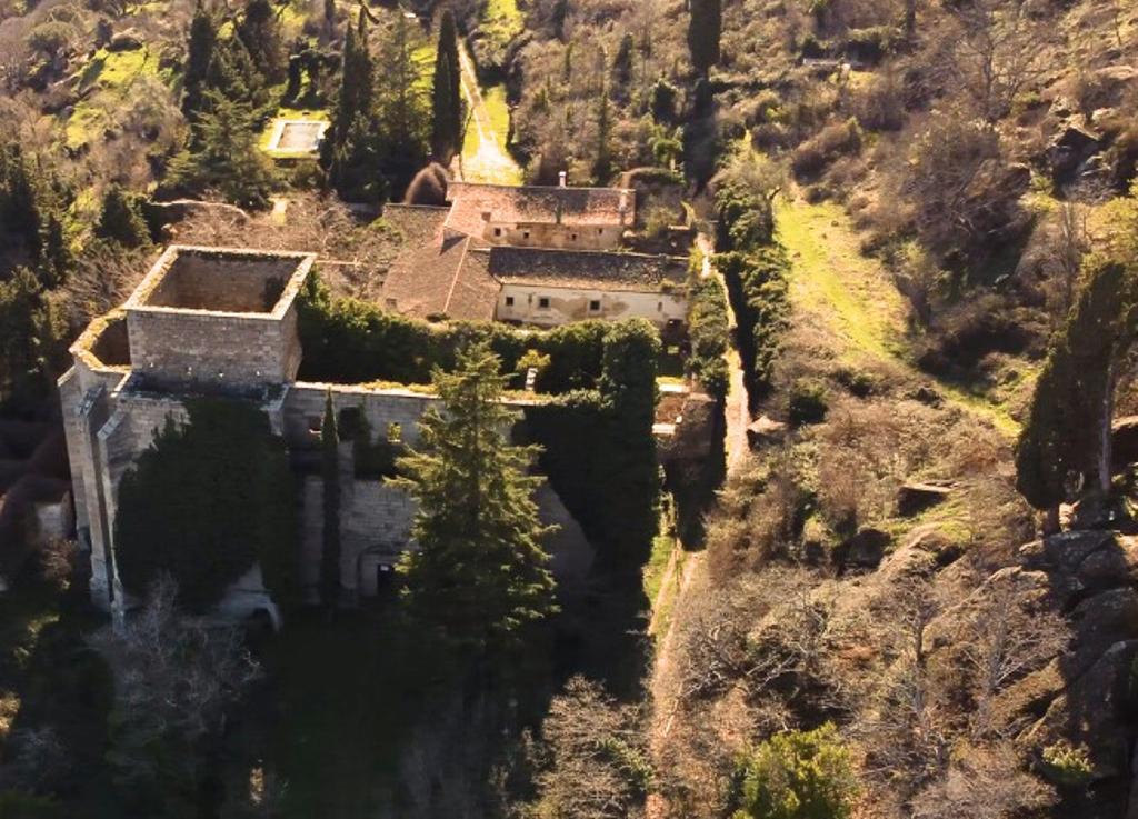 Vista desde arriba del Monasterio de San Jerónimo, rodeado de naturaleza