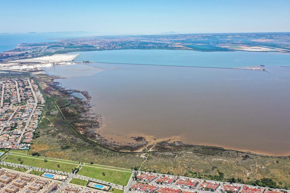 Las aguas de las salinas de Torrevieja perdieron el rosa en febrero. Normalmente es un cambio puntual. Pero este año a las puertas de verano siguen igual. Los episodios de lluvias torrenciales tienen