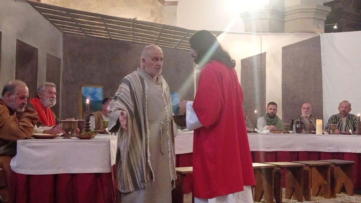 José Antonio Peruyero durante una escena de La Última Cena&quot; en el Vía Crucis viviente de Infiesto, en su papel de apóstol Simón Pedro.