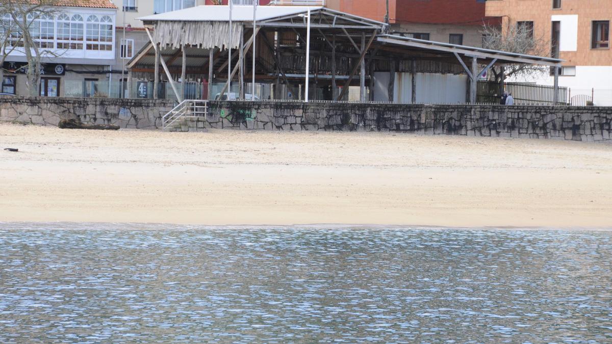 Una vista del astillero de Banda do Río, con la playa.