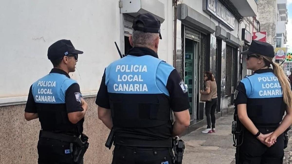 Agentes de la Policía Local de Arrecife en el barrio de Valterra.