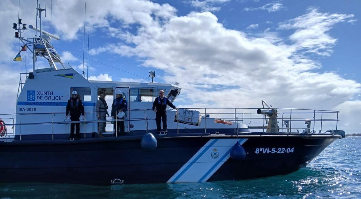 Agentes a bordo de una de las patrulleras de Gardacostas