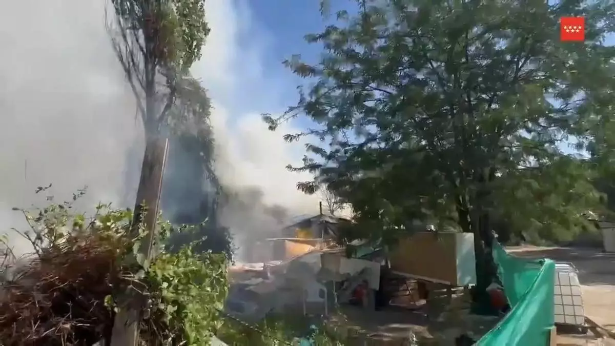 Las llamas vuelven a Móstoles: un incendio de vegetación y basura moviliza a seis dotaciones de bomberos