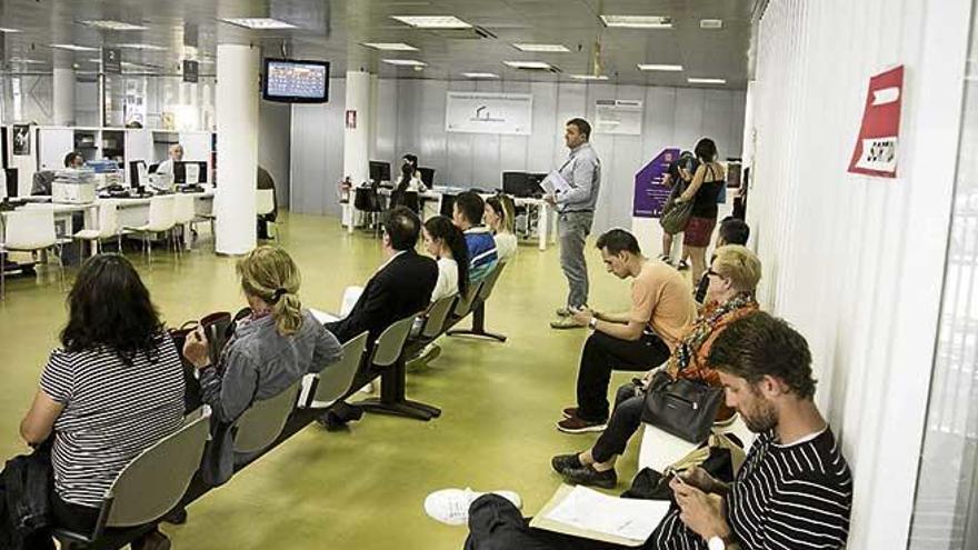 Ciudadanos esperando su turno en el edificio Avenidas.