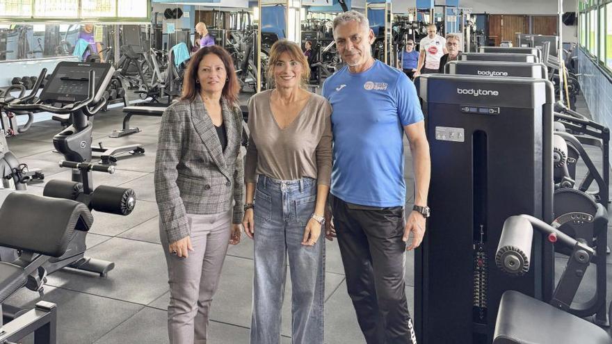 La alcaldesa y la concejala visitan el gimnasio de Las Lagunas.