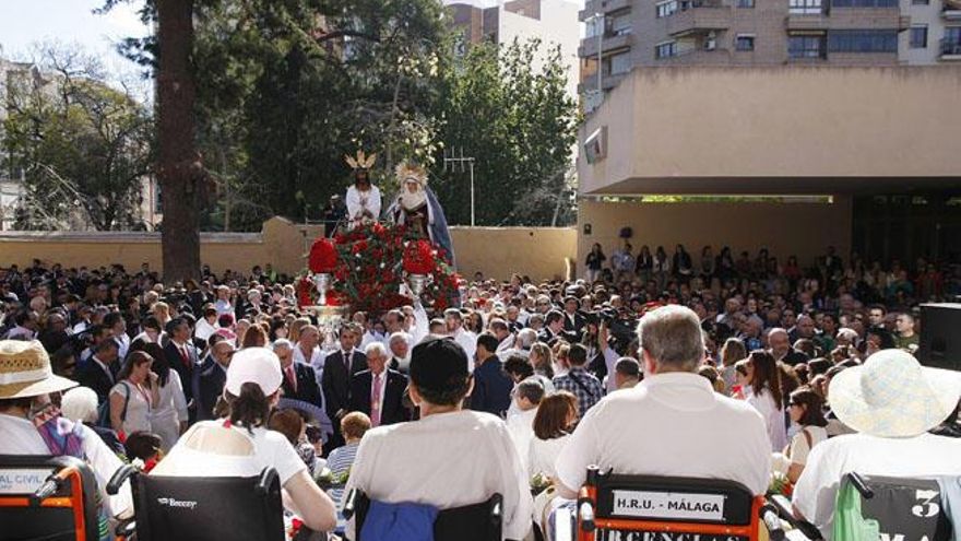 Acto de Jesús Cautivo y la Virgen de la Trinidad con los enfermos en el Hospital Civil.