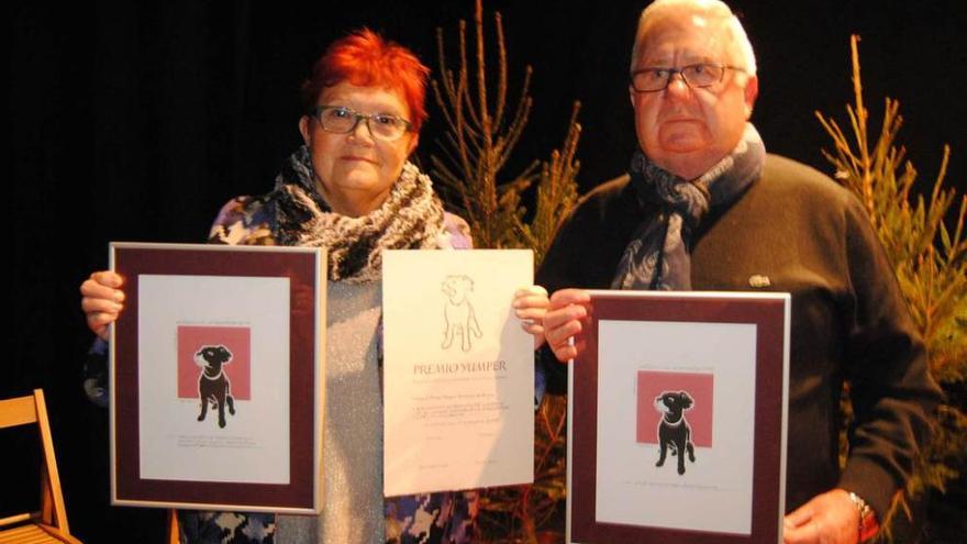 Rosa Fernández y José Facundo Fernández posan con sus respectivos premios.