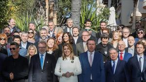 Los galardonados de los Premios Ondas, con Alejandro Sanz, Juan Luis Cebrián, Susana Díaz y Juan Espadas, en primera fila.