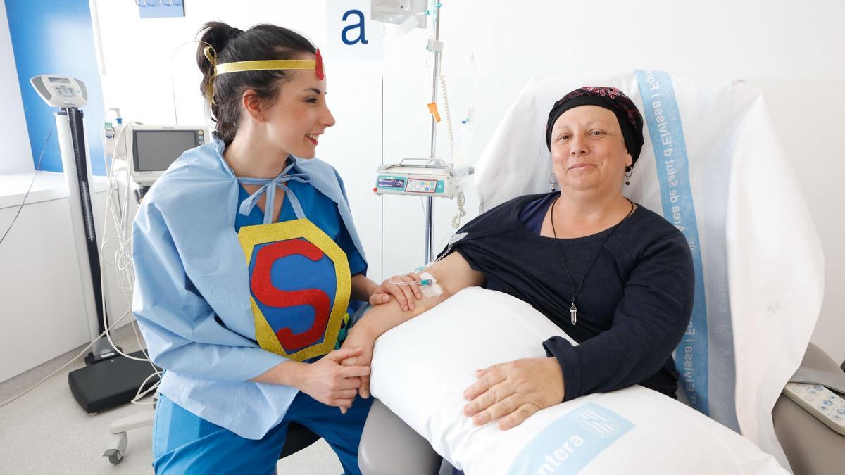 Una enfermera del área de oncología de Can Misses durante el día de carnaval. J.A.Riera