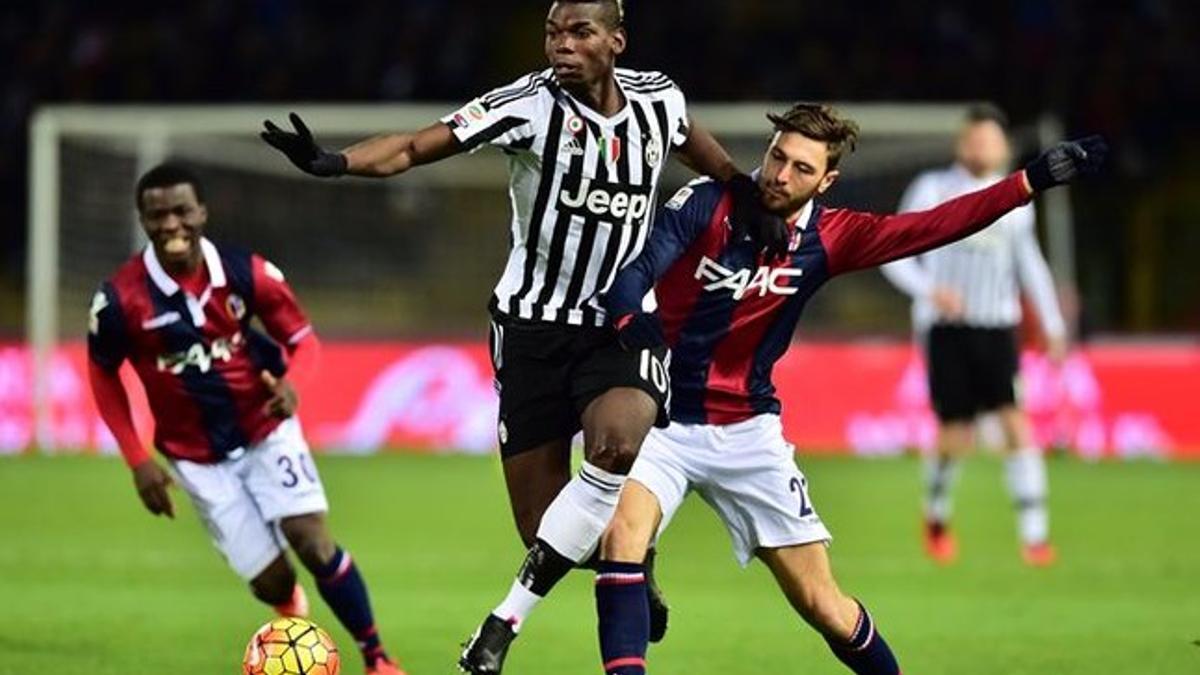 Pogba lucha por un balón en el Bolonia-Juventus