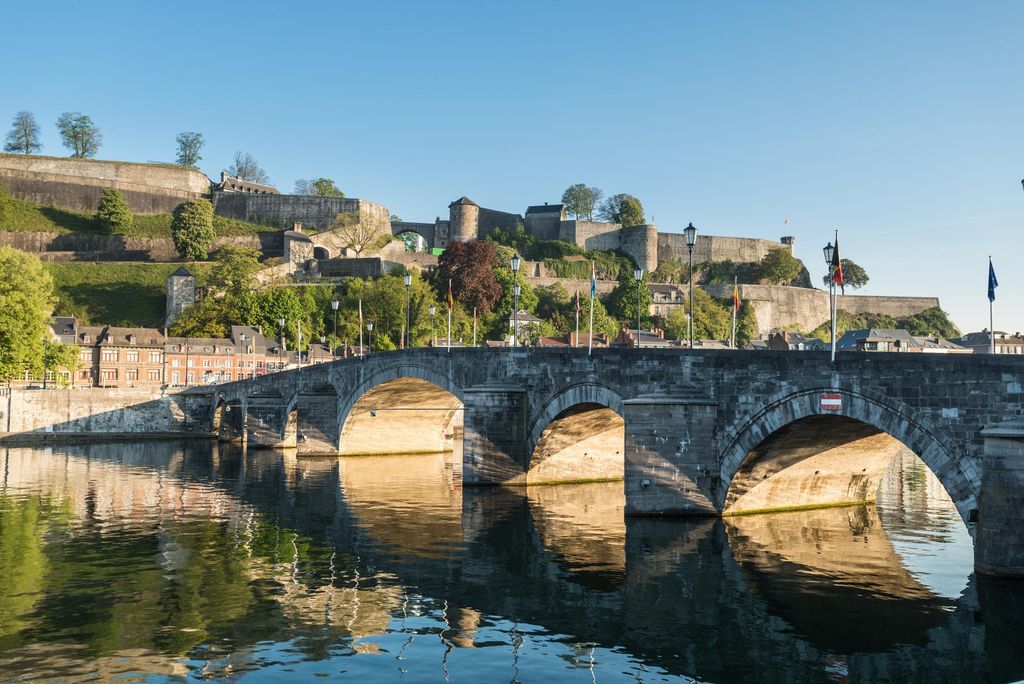 Namur se encuentra en la confluencia de los ríos Sambre y Meuse