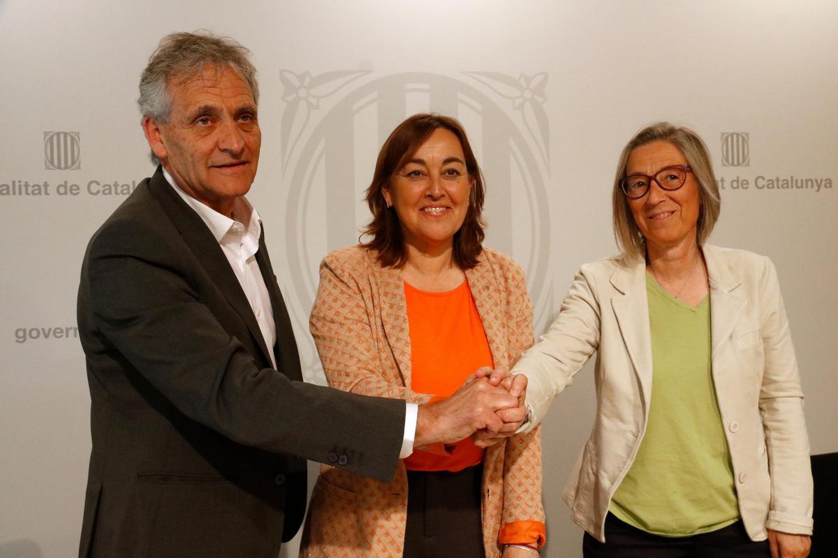 El president del CAFGi, la consellera de Territori i la secretària d'Habitatge després de signar el conveni a Girona.