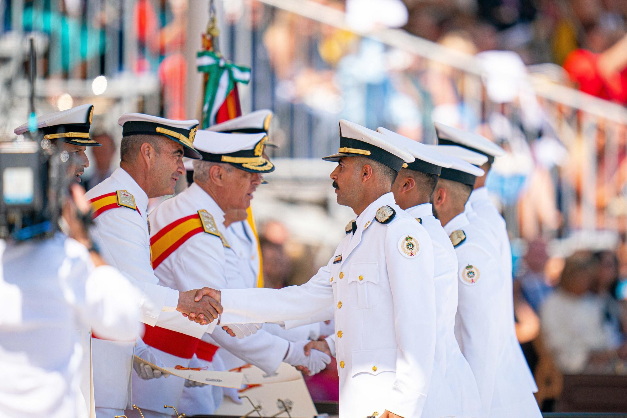 Leonor recibe de manos de Felipe VI la Gran Cruz del Mérito Naval en Marín