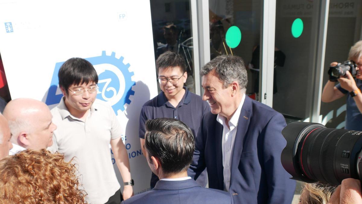 El conselleiro de Educación saluda a la delegación china de SAIC que visitó el CIFP Ferrolterra en junio.