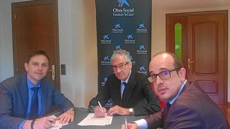 Els representants del bisbat i la Caixa signen l&#039;acord de col·laboració