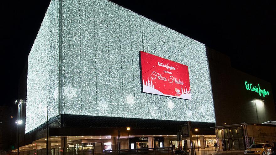 La fachada de El Corte Inglés de la avenida de Andalucía, iluminada.