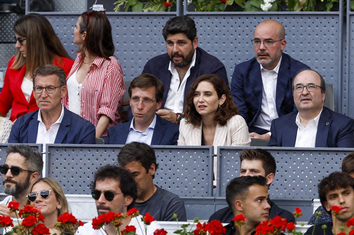 MADRID, 07/05/2023.- Alberto Núñez Feijóo​ (i-abajo), Presidente del Partido Popular, el alcalde de Madrid José Luis Martínez-Almeida (2i-abajo), la presidenta de la Comunidad de Madrid Isabel Díaz Ayuso (2d-abajo) el ministro de Cultura y Deporte Miquel Iceta (d-abajo) y Fernando López Miras (c-arriba), presidente de Murcia en el estadio Manolo Santana del Mutua Madrid Open que alberga la Final entre Carlos Alcaraz y el alemán Jan-Lennard Struff este domingo en la Caja Mágica en Madrid. EFE/ Chema Moya