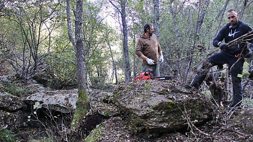 Manzanal de los Infantes despeja una senda del río Negro