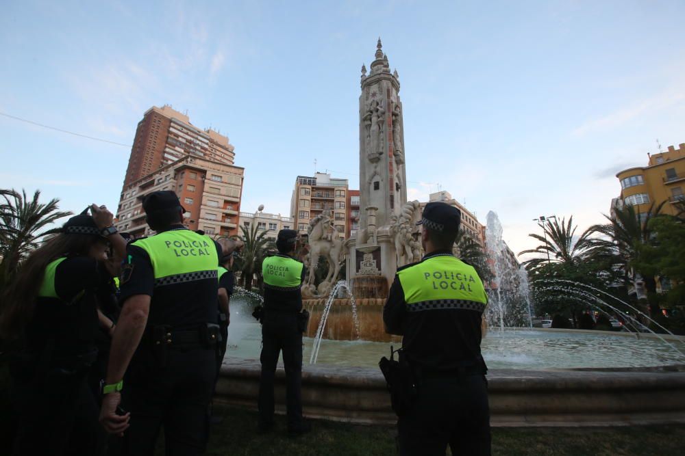 Los agentes inspeccionan la fuente