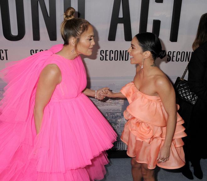 Jennifer Lopez y Vanessa Hudgens con espetaculares looks en la premier de su próxima película