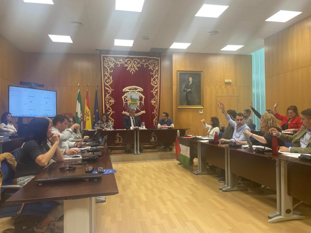 Sesión plenaria en el Ayuntamiento de Puente Genil.
