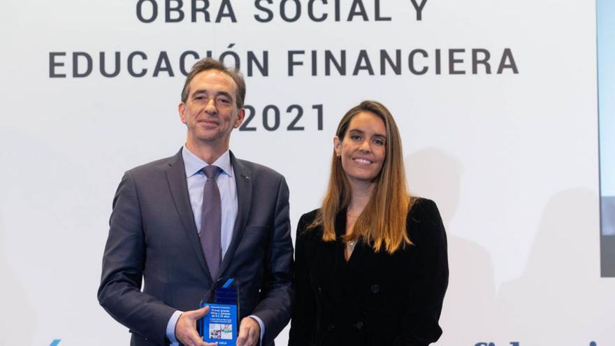 El director gerente de Afundación, Pedro Otero, con el premio entregado por Ona Carbonell. |  // AFUNDACIÓN