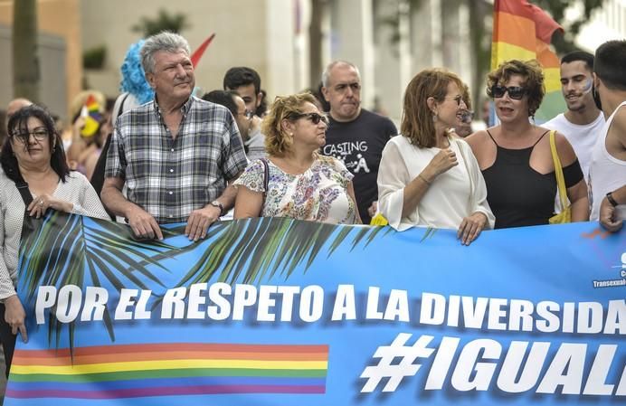 LAS PALMAS DE GRAN CANARIA A 24/06/2017. Este 2017 el lema del orgullo está vinculado a la demanda de la Ley de Igualdad LGTBI que combata los flecos pendientes para la igualdad legal y real. La manifestación discurrió por la avenida de Mesa y López hasta Santa Catalina. FOTO: J.PÉREZ CURBELO