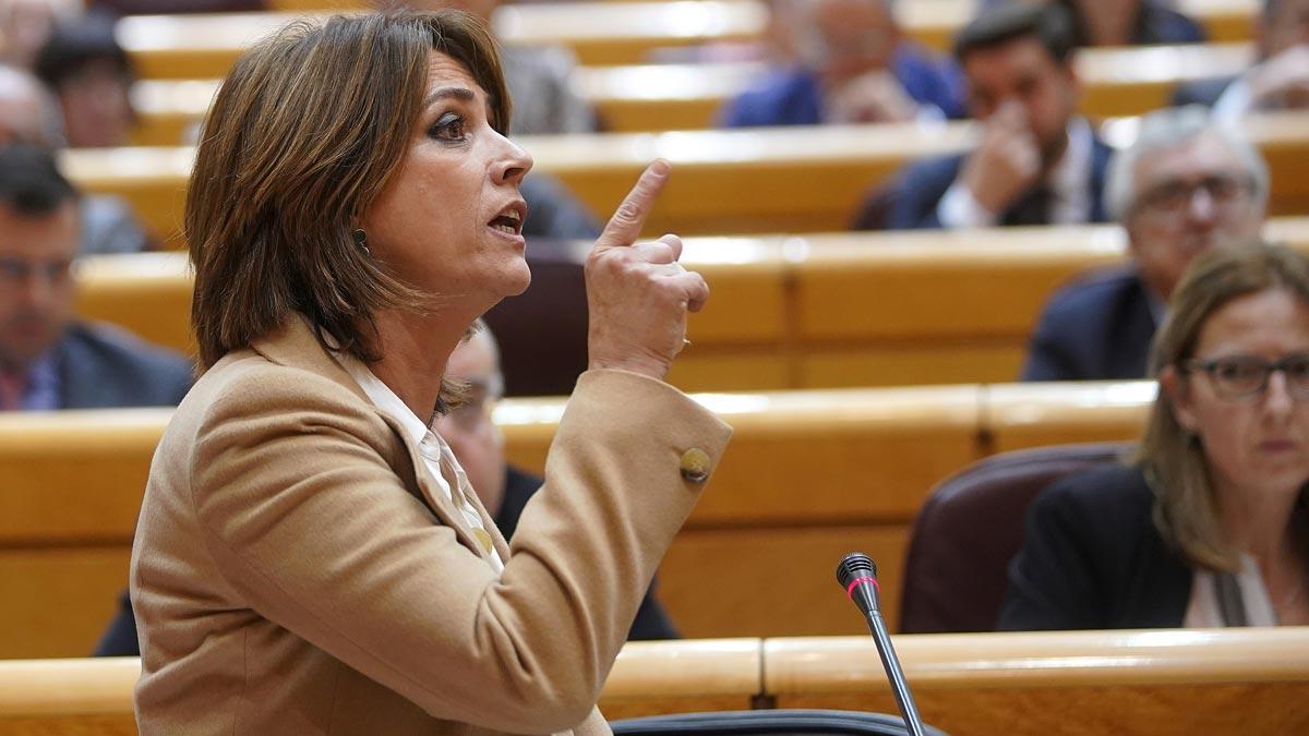 Dolores Delgado define a Casado, Rivera y Abascal como "la derecha trifálica"