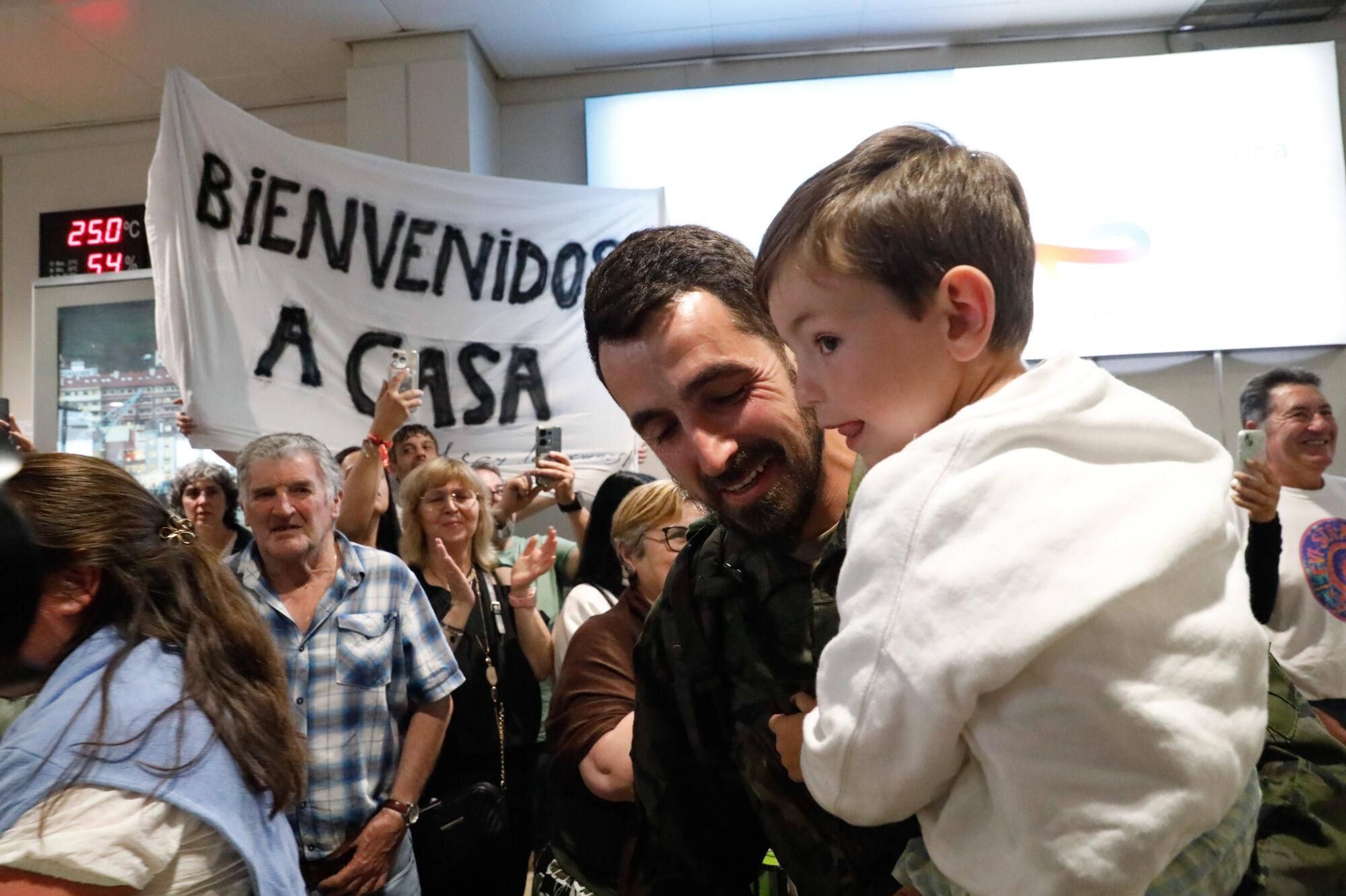 EN IMÁGENES: El regreso a Asturias en el aeropuerto del batallón "Toledo" tras meses en Eslovaquia