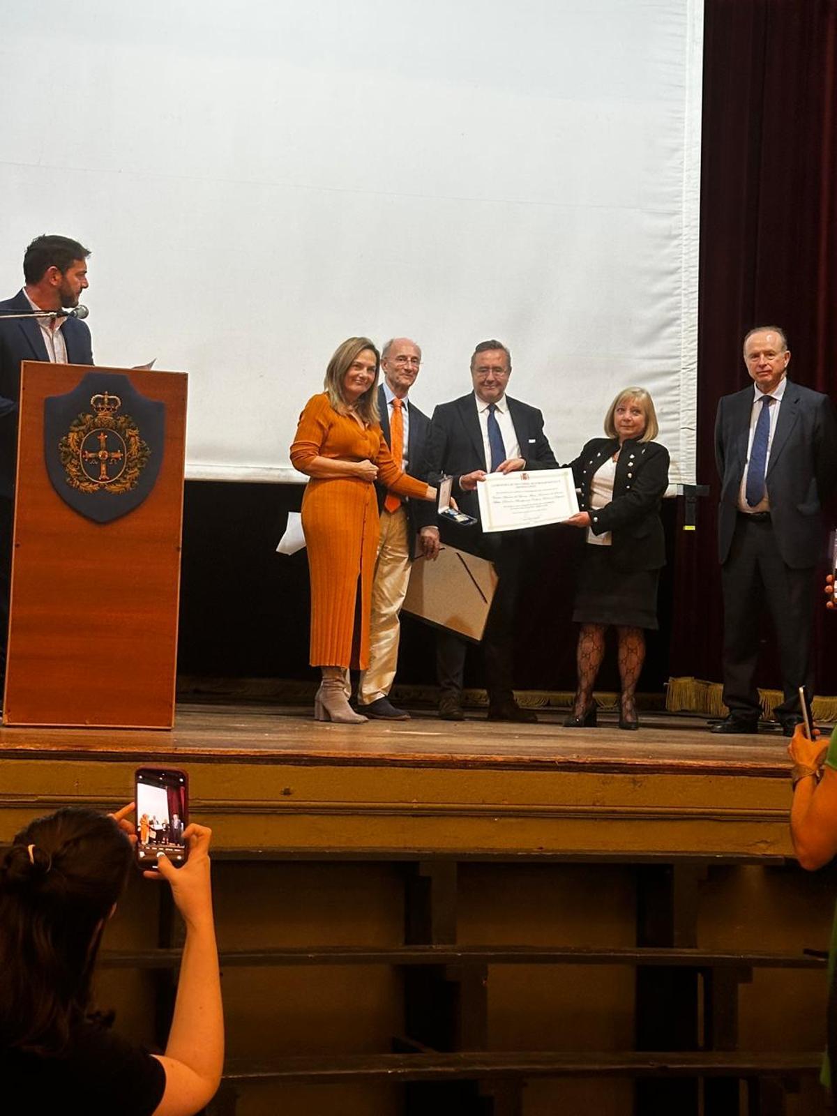 Pilar Simón, segunda por la derecha, presidenta del Centro Asturiano de Buenos Aires, recibe el reconocimiento del Gobierno de España a la institución asturiana por su respaldo a la emigración.